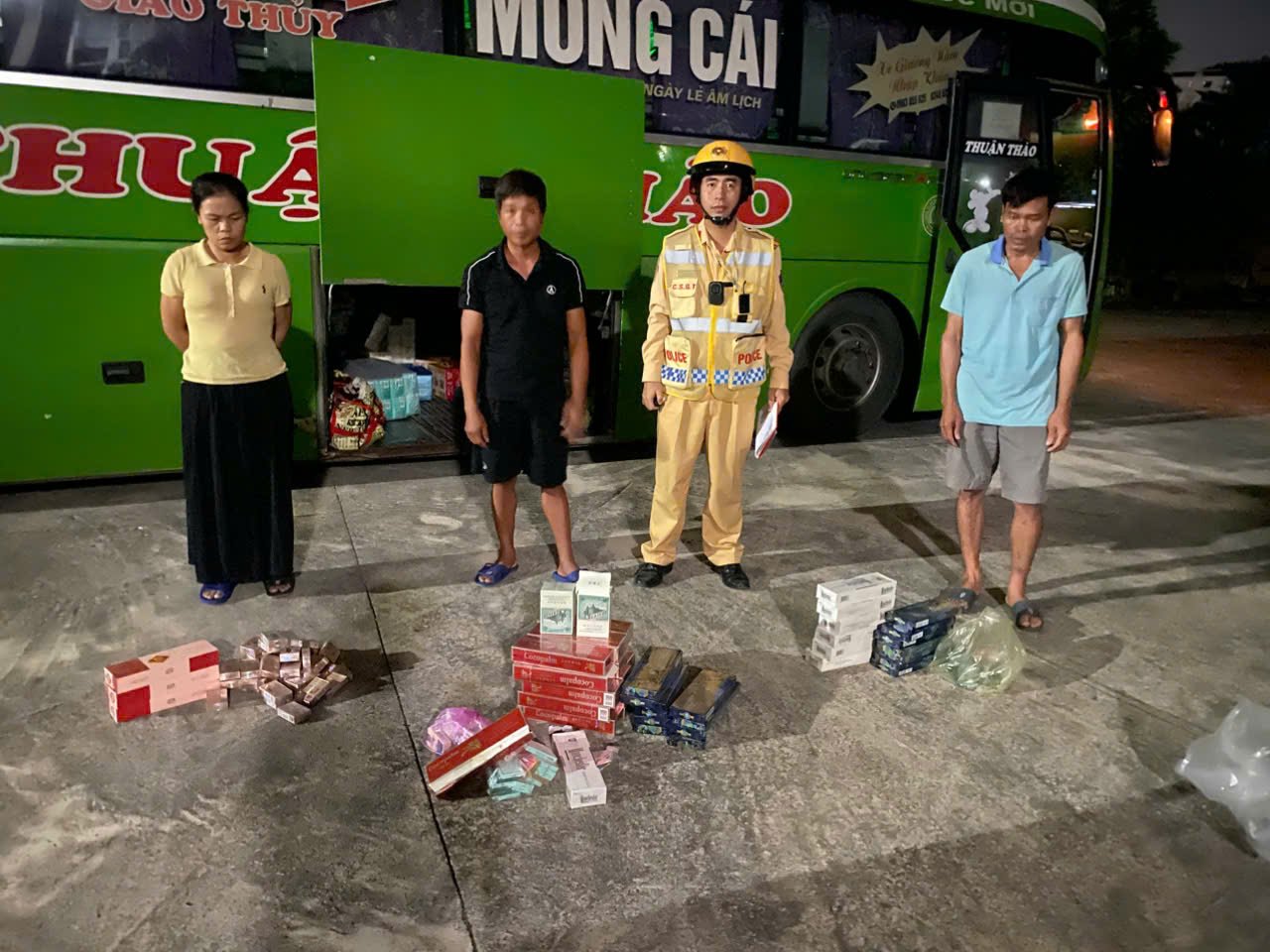 Lực lượng CSGT C&ocirc;ng an TP Quảng Ninh ph&aacute;t hiện hơn 500 bao thuốc l&aacute; nhập lậu tr&ecirc;n xe kh&aacute;ch