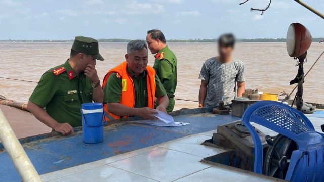 Vĩnh Long: Phát hiện, xử lý phương tiện thủy vận chuyển cát sông không rõ nguồn gốc