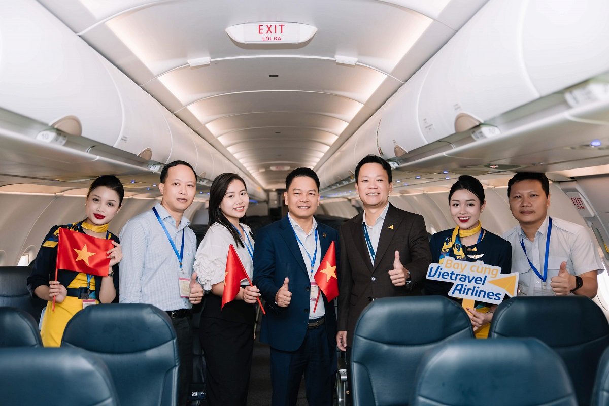 Đại diện Ban L&atilde;nh đạo Vietravel Airlines tại buổi lễ đ&oacute;n t&agrave;u bay mới
