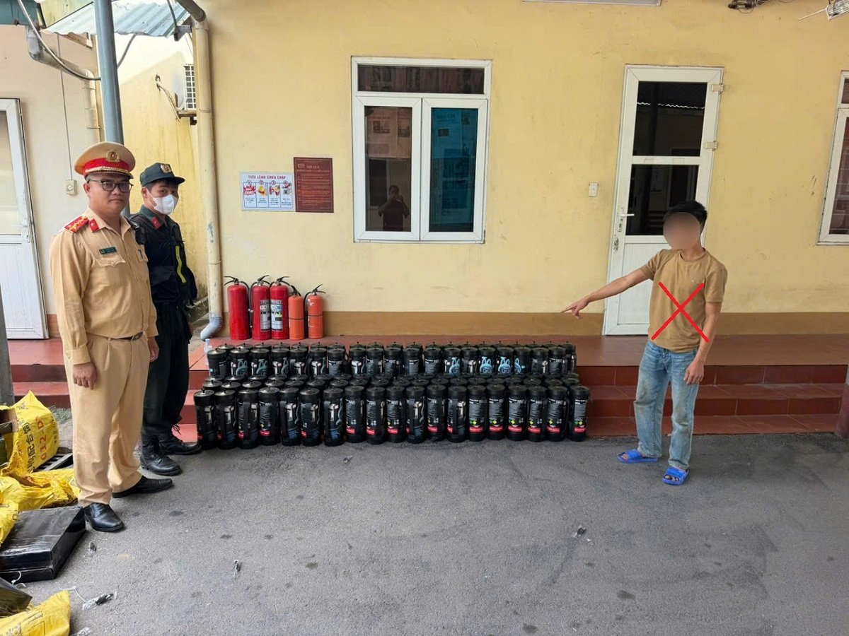 L&aacute;i xe (X) c&ugrave;ng tang vật bị thu giữ