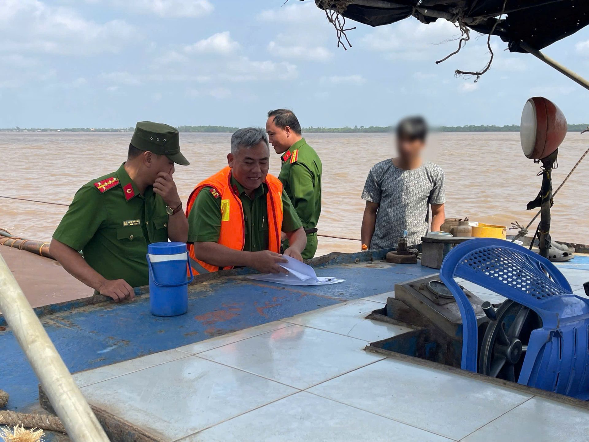 Lực lượng chức năng kiểm tra phương tiện vận tải đường thủy. Ảnh: Công an Vĩnh Long