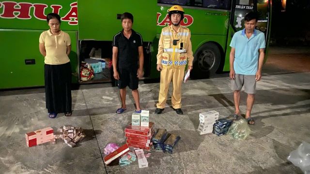 Quảng Ninh: Lực lượng CSGT phát hiện, tạm giữ hơn 500 bao thuốc lá nhập lậu vận chuyển trên xe khách