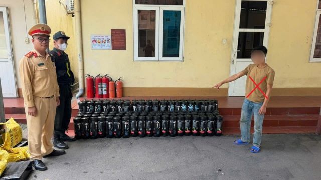 Tài xế bỏ xe chạy xuống suối khi bị phát hiện vận chuyển trái phép 96 bình "khí cười"