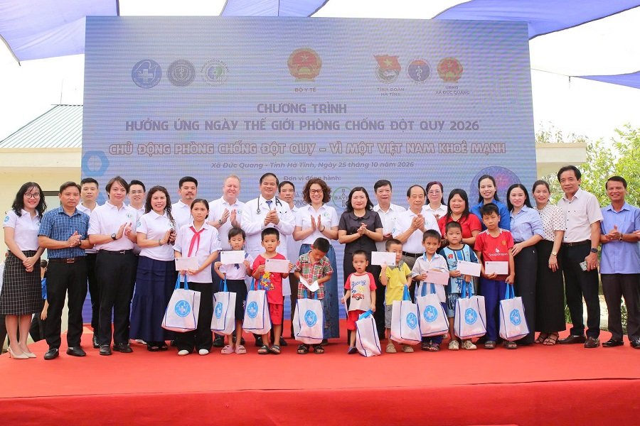 Ban tổ chức cùng đại biểu tham dự tặng quà cho các gia đình chính sách, người cao tuổi và trẻ em có hoàn cảnh khó khăn