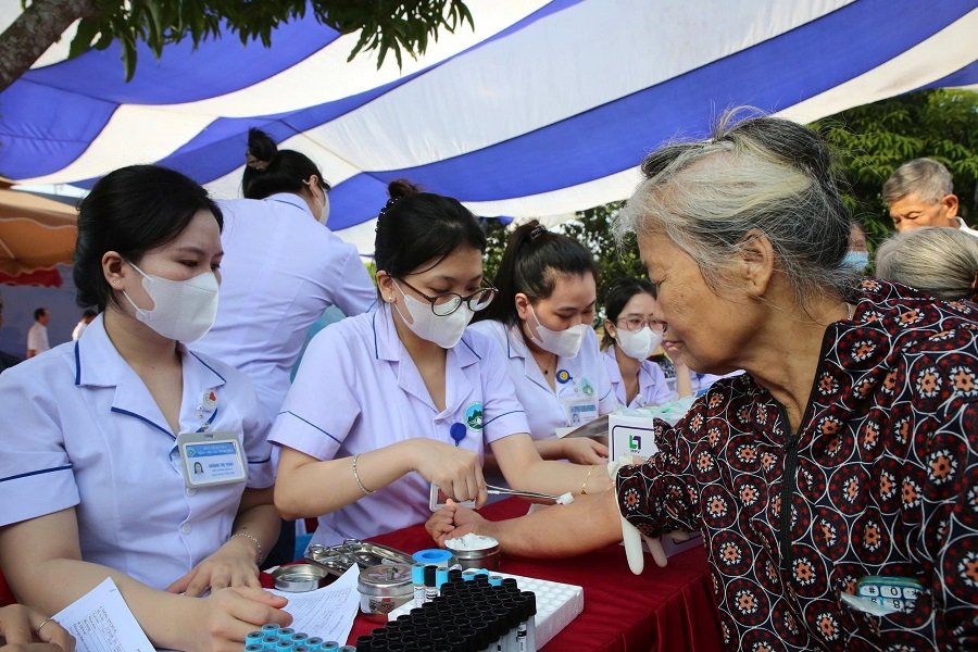 Hơn 1.000 người dân xã Đức Quang được khám sàng lọc miễn phí các nguy cơ phòng chống đột quỵ và cấp thuốc miễn phí