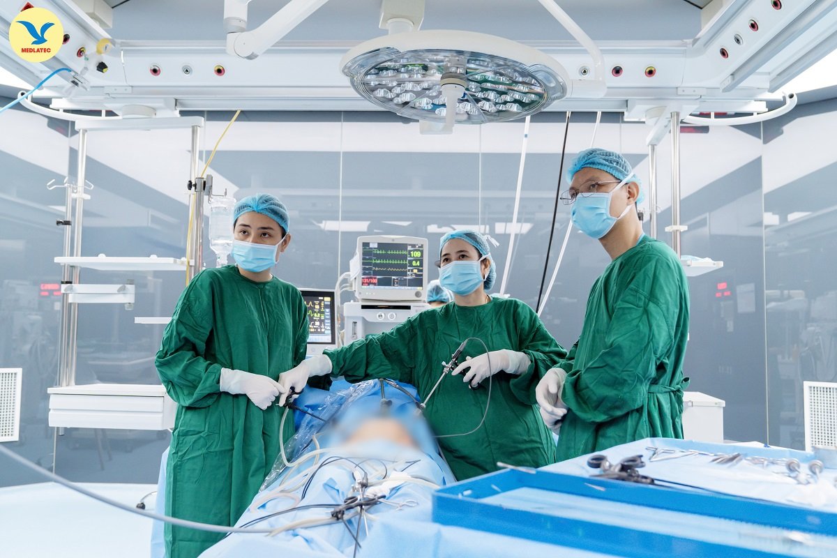 Ekip bác sĩ MEDLATEC thực hiện phẫu thuật nội soi bóc tách hai khối u buồng trứng, bảo tồn buồng trứng cho người bệnh