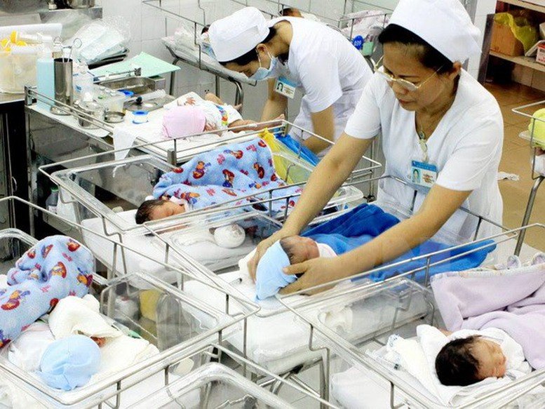 Chính sách hỗ trợ sinh đủ hai con trước 35 tuổi nhằm khuyến khích duy trì mức sinh thay thế tại Hà Nội.