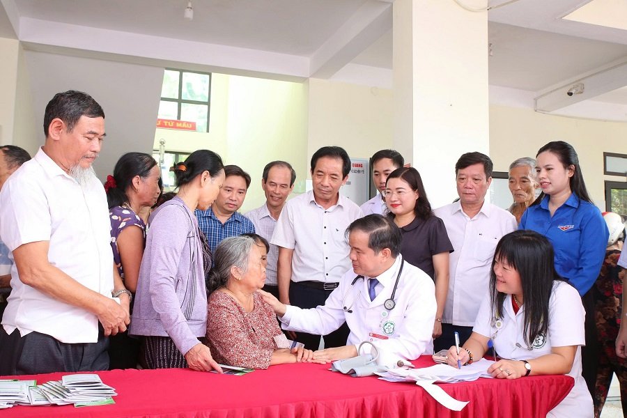 PGS.TS Đào Xuân Cơ, Giám đốc Bệnh viện Bạch Mai thăm khám cho người dân
