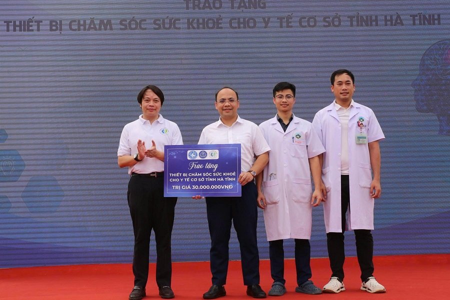 Đại diện Hội Thầy thuốc trẻ Việt Nam trao thiết bị y tế trị giá 30 triệu đồng cho cho Hội Thầy thuốc trẻ Hà Tĩnh và Trạm Y tế xã Đức Quang