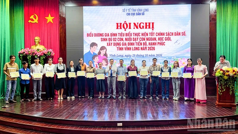 Vĩnh Long biểu dương 319 gia đình tiêu biểu thực hiện tốt chính sách dân số